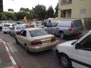 بدلاً من حديقة الكلاب - على البلدية حل مشكلة صف السيارات امام مدرسة اجيال الابتدائية